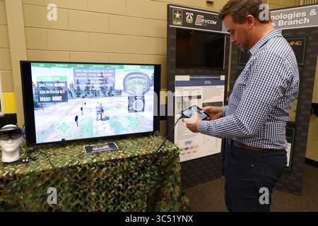 Dezember 2019, Orlando, FL, USA: Shane Reynolds, UCF Research Associate; ..demonstrates ein AR/VR-System, um Soldaten und Marines darin auszubilden, wie sie improvisierte Sprengkörper mithilfe des Minehound-Metalldetektors des Militärs mit Bodenradar besser erkennen können, am Freitag, den 6. Dezember 2019... Das Projekt Minehound Virtual Trainer wurde im SFC Paul Ray Smith Simulation & Training Technology Center erstellt. (Kreditbild: © TNS via ZUMA Wire) Stockfoto