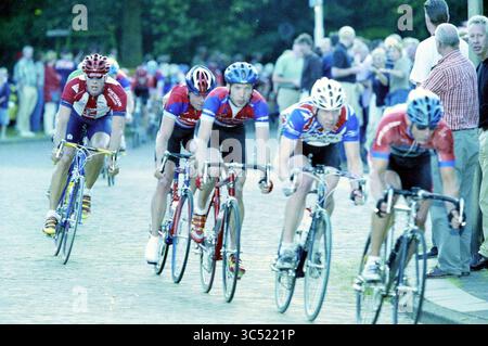Radtour, Santpoort-Noord, Santpoort-Noord, 2007-07-2001 Whizgle News, Dutch Desk, 31 Niederlande, 1950-2000 Eine Gruppe von Radfahrern in passenden Trikots navigiert auf einem kurvenreichen Kurs und zeigt ihre Geschwindigkeit und Teamarbeit, während die Zuschauer aufmerksam von der Seitenlinie aus beobachten. Stockfoto