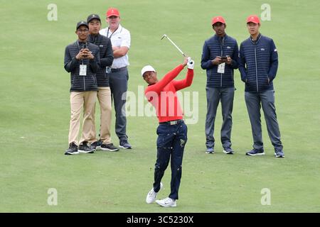 Dezember 2019, Melbourne, Victoria, Australien: TIGER WOODS, Captain of the United States Team, wird von Mitgliedern des US Junior Presidents Cup-Teams während eines Trainings vor dem Start des President's Cup im Royal Melbourne Golf Club in Melbourne, Victoria, Australien, beobachtet. (Bild: © Sydney Low/ZUMA Wire) Stockfoto