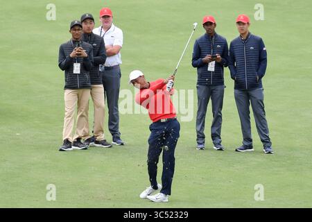 Dezember 2019, Melbourne, Victoria, Australien: Tiger Woods, Captain of the United States Team wird von Mitgliedern des US Junior Presidents Cup-Teams während eines Trainings vor dem Start des President's Cup im Royal Melbourne Golf Club in Melbourne, Victoria, Australien, beobachtet. (Bild: © Sydney Low/ZUMA Wire) Stockfoto