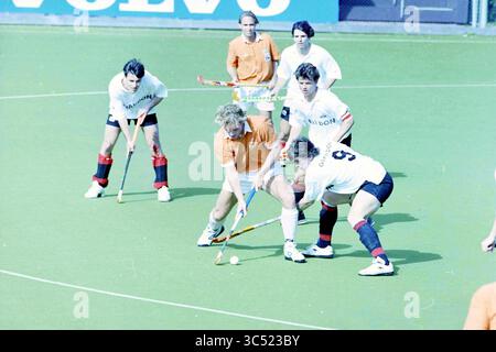 Hockeyspiel Bloemendaal-Amsterdam, 01-04-1995 Whizgle News, Dutch Desk, Niederlande, 1950-2000 Eine dynamische Feldhockeyszene fängt die Spieler in Aktion, während sie um den Ball strategisch planen. Zwei Athleten stellen sich einer Herausforderung um den Besitz und zeigen intensive Fokussierung und Leichtathletik, während Teamkollegen darauf schauen und bereit sind, ihr Spiel zu unterstützen. Im Hintergrund befindet sich ein Sponsorenbanner, das die Wettbewerbsatmosphäre verstärkt. Stockfoto