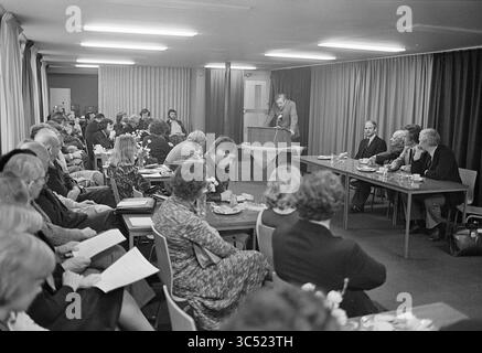 Präsentation des Buches 'Help we are Developed' The Hague Nieuwspoort, Spectrum, 14-03-1978 Whizgle News, Dutch Desk, Niederlande, 1950-2000 Eine Zusammenkunft von Menschen, die in einem Raum sitzen und einem Redner auf einem Podium aufmerksam zuhören. Tische mit Snacks und Dekor sind vor dem Publikum angeordnet, während die Teilnehmer diskutieren, einige Zeitungen oder Notizen halten, um eine Atmosphäre der Zusammenarbeit und des Lernens zu schaffen. Stockfoto