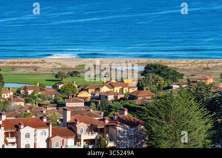 Die ruhige Schönheit der Küste von Quintay in Chile, mit Wohngebäuden, die sich in die natürliche Strand- und Meereslandschaft einfügen. Stockfoto