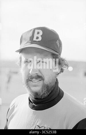 Softball-Porto. DSC 74 MEN Kennemerland MEN Bloemendaal Women, Softball, 19-04-1980 Whizgle News, Dutch Desk, Niederlande, 1950-2000 Ein Mann mit Bart und Mütze mit dem Buchstaben "B" blickt direkt auf den Zuschauer. Er ist in einem Sporttop gekleidet und scheint draußen zu sein, mit einem verschwommenen Hintergrund, der auf eine sportliche Umgebung hindeutet. Stockfoto