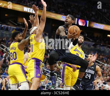 11. Dezember 2019, Orlando, Florida, USA: Orlando Guard Terrence Ross (8) versucht, die Spieler Troy Daniels (30), Jared Dudley (10) und Anthony Davis (3) während des Spiels der Los Angeles Lakers im Orlando Magic NBA im Amway Center am Mittwoch, den 11. Dezember 2019 zu umgehen. (Kreditbild: © TNS via ZUMA Wire) Stockfoto