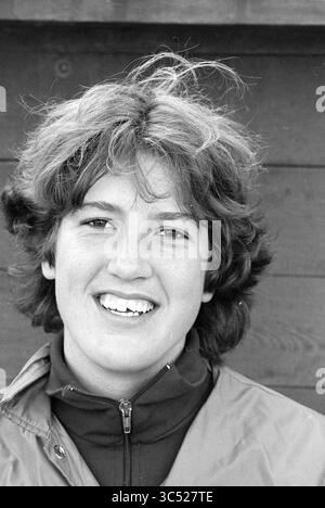 Softball-Porto. DSC 74 MEN Kennemerland MEN Bloemendaal Women, Softball, 19-04-1980 Whizgle News, Dutch Desk, Niederlande, 1950-2000 Ein junger Mensch mit zerzausten Haaren und einem hellen Lächeln, der eine Jacke mit Reißverschluss trägt. Der Hintergrund ist einfach und unaufdringlich und betont ihren fröhlichen Ausdruck. Stockfoto