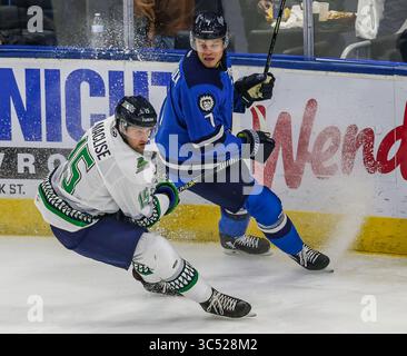 Florida Everblades Forward Cam Maclise (15) und Jacksonville Icemen Verteidiger Jacob Cederholm (7) während der ersten Phase eines ECHL-Profihockeyspiels in der Veterans Memorial Arena in Jacksonville, Florida, Mittwoch, 11. Dezember 2019. [Gary Lloyd McCullough/CSM](Guthaben: &Copy; Gary Lloyd McCullough/CSM via ZUMA Wire) Stockfoto