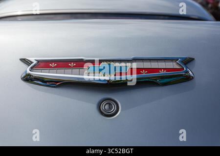 29. April 2017, Moab, Utah, Vereinigte Staaten: Detail des Chevrolet-Emblems auf einer restaurierten Chevy Bel Air 2-türigen Limousine 1955 auf der Moab April Action Car Show in Moab, Utah. (Kreditbild: © Jon G. Fuller / Vwpics/VW Pics via ZUMA Wire) Stockfoto