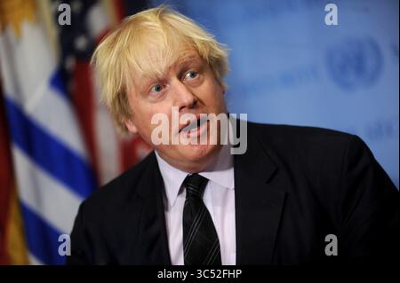 NEW YORK, NY - 23. MÄRZ: Der britische Außenminister Boris Johnson nimmt am 23. März 2017 in New York an einem Treffen mit UN-Generalsekretär Antonio Guterres Teil. Johnson überbrachte eine Botschaft, dass Großbritannien nach dem Terroranschlag von Westminster, der gestern fünf Menschen getötet hat, stark bleiben wird. Menschen: Boris Johnson (Credit Image: © SMG via ZUMA Wire) Stockfoto