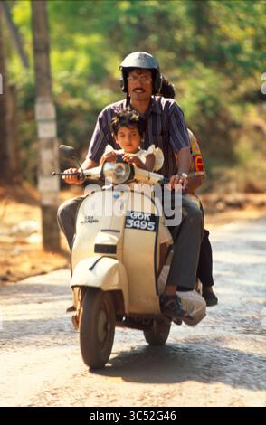 Family Scooter, Goa, Indien 1998 Stockfoto