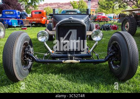 29. April 2017, Moab, Utah, USA: Eine Schaufel-T-Rattenstange, gebaut auf einer 1920 Ford Model T Karosserie und stark modifiziert und angepasst. April Action Moab Car Show in Moab, Utah. Rattenstangen werden in der Regel absichtlich mit einer groben Oberfläche, oft nur mit einer Grundierung lackiert. (Kreditbild: © Jon G. Fuller / Vwpics/VW Pics via ZUMA Wire) Stockfoto
