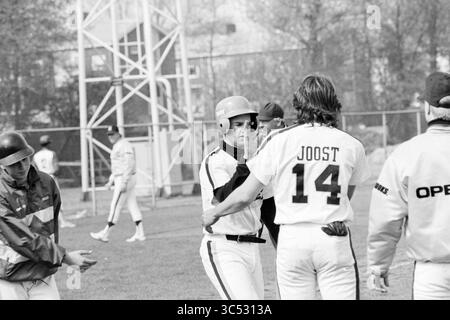 Nicols - Sparta, Baseball Haarlem Nicols, 17-04-1988 Whizgle News, Dutch Desk, Niederlande, 1950-2000 Eine Gruppe von Baseballspielern spielt in einem temperamentvollen Moment auf dem Spielfeld und feiert ein erfolgreiches Spiel. Ein Spieler, der einen Helm trägt, teilt eine Glückwunschgeste mit einem anderen, der die Nummer 14 auf seinem Trikot trägt. Die Atmosphäre ist lebhaft, was auf Teamarbeit und Kameradschaft im Spiel hindeutet. Stockfoto