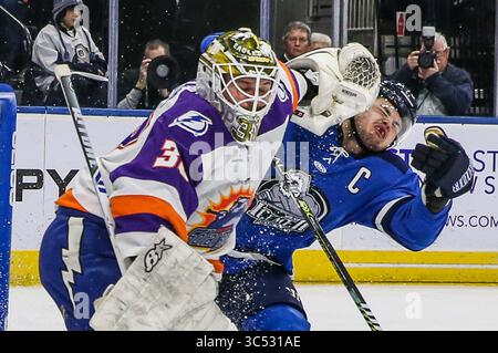Jacksonville Icemen Linksflügel Emerson Clark (13) nimmt einen Handschuh von Orlando Solar Bears Torwart Clint Windsor (38) während der ersten Phase eines ECHL-Hockeyspiels in der Veterans Memorial Arena in Jacksonville, Florida, Samstag, den 14. Dezember 2019. [Gary Lloyd McCullough/CSM](Guthaben: &Copy; Gary Lloyd McCullough/CSM via ZUMA Wire) Stockfoto
