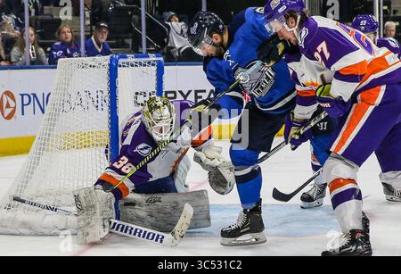 Orlando Solar Bears Torhüter Clint Windsor (38) blockiert den Puck von Jacksonville Icemen Verteidiger Kyle Shapiro (2), Mitte, vor Orlando Solar Bears Forward Johno May (27) während der ersten Phase eines ECHL-Profi-Hockeyspiels in der Veterans Memorial Arena in Jacksonville, Florida, Samstag, 14. Dezember 2019. [Gary Lloyd McCullough/CSM](Guthaben: &Copy; Gary Lloyd McCullough/CSM via ZUMA Wire) Stockfoto