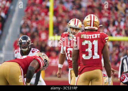 15. Dezember 2019, Santa Clara, Kalifornien, USA: San Francisco 49ers Quarterback Jimmy Garoppolo (10) sagt etwas zu den San Francisco 49ers Running Back Raheem Mostert (31), während die Atlanta Falcons 29-22 am 9. November 2019 im Levi's Stadium gegen die San Francisco 49ers siegten. (Foto: © Paul Kuroda/ZUMA Wire) Stockfoto