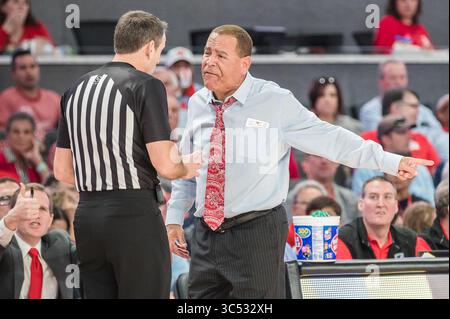 15. Dezember 2019: Kelvin Sampson, Cheftrainer der Houston Cougars, streitet mit einem Beamten während des NCAA-Basketballspiels zwischen den Oklahoma State Cowboys und den Houston Cougars im Fertitta Center in Houston, Texas. Oklahoma State besiegte Houston mit 61:55. Prentice C. James/CSM(Credit Image: &Copy; Prentice C. James/CSM via ZUMA Wire) Stockfoto