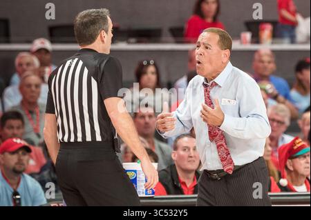 15. Dezember 2019: Kelvin Sampson, Cheftrainer der Houston Cougars, streitet mit einem Beamten während des NCAA-Basketballspiels zwischen den Oklahoma State Cowboys und den Houston Cougars im Fertitta Center in Houston, Texas. Oklahoma State besiegte Houston mit 61:55. Prentice C. James/CSM(Credit Image: &Copy; Prentice C. James/CSM via ZUMA Wire) Stockfoto
