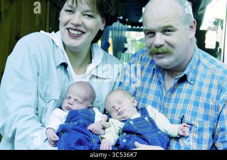 Gemini Van Kooten, Haarlem, Niederlande, 21.03.2000 Whizgle News, Dutch Desk, Niederlande, 1950-2000 Ein lächelndes Paar hält stolz ihre beiden schlafenden Babys, beide in passenden Outfits. Die warme Atmosphäre spiegelt Liebe und Freude wider, während sie diesen besonderen Moment miteinander teilen. Stockfoto