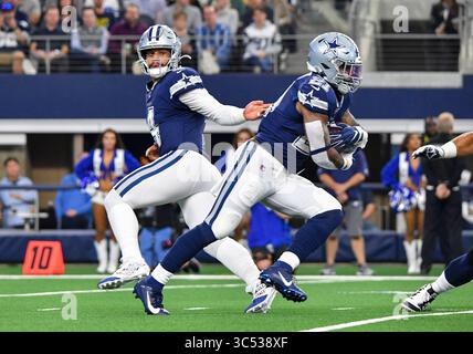 15. Dezember 2019: Dallas Cowboys Quarterback Dak Prescott #4 übergibt den Ball an Dallas Cowboys, die Ezekiel Elliott #21 während eines NFL-Spiels zwischen den Los Angeles Rams und den Dallas Cowboys im AT&T Stadium in Arlington, TX Dallas besiegte Los Angeles 44-21 Albert Pena/CSM(Credit Image: &Copy; Albert Pena/CSM via ZUMA Wire) Stockfoto