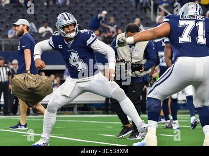 15. Dezember 2019: Dallas Cowboys Quarterback Dak Prescott #4 bringt es mit Dallas Cowboys Offensive Tackle La'el Collins #71, bevor ein NFL-Spiel zwischen den Los Angeles Rams und den Dallas Cowboys im AT&T Stadium in Arlington, TX Dallas Los Angeles 44-21 besiegte Albert Pena/CSM(Credit Image: &Copy; Albert Pena/CSM via ZUMA Wire) Stockfoto