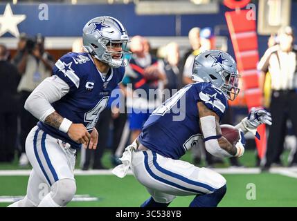 15. Dezember 2019: Dallas Cowboys Quarterback Dak Prescott #4 übergibt den Ball an Dallas Cowboys, die Ezekiel Elliott #21 während eines NFL-Spiels zwischen den Los Angeles Rams und den Dallas Cowboys im AT&T Stadium in Arlington, TX Dallas besiegte Los Angeles 44-21 Albert Pena/CSM(Credit Image: &Copy; Albert Pena/CSM via ZUMA Wire) Stockfoto