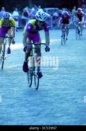 Radtour, Santpoort-Noord, Santpoort-Noord, 2007-07-2001 Whizgle News, Dutch Desk, 31 Niederlande, 1950-2000 Eine Gruppe von Radfahrern fährt auf einem Kopfsteinpflasterweg und stellt ihre pulsierenden Mannschaftsuniformen vor. Der Fokus liegt auf einem Radfahrer, der sich nach vorne neigt und entschlossen ist, sich in einer dynamischen Anzeige von Geschwindigkeit und Leichtathletik einen Vorsprung gegenüber den anderen zu verschaffen. Stockfoto