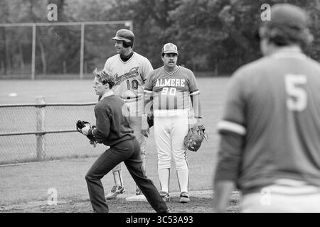 Softball-Männer: Bloemendaal-Almere, Bloemendaal, 22-06-1991 Whizgle News, Dutch Desk, Niederlande, 1950-2000 Eine Baseballszene fängt Spieler in Aktion ein: einer bereitet sich auf das Pitch vor, während andere an verschiedenen Positionen bereit stehen. Die Atmosphäre ist fokussiert und wettbewerbsfähig, was die Kameradschaft und Intensität des Sports unterstreicht. Stockfoto