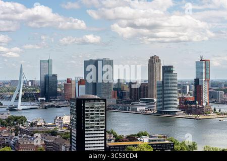Die Skyline von Rotterdam, aus dem Euromast. Rotterdam, Niederlande. Juni 2025. Stockfoto