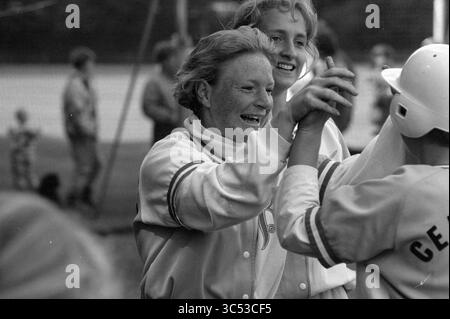 Softball, Sparks - Bloemendaal, 15-06-1991 Whizgle News, Dutch Desk, Niederlande, 1950-2000 Eine Gruppe von Athleten feiert freudig einen Moment des Erfolgs, wobei ein Spieler mit Enthusiasmus die High-Five teilt, während andere lächeln und sich in der fröhlichen Atmosphäre von Teamarbeit und Leistung engagieren. Stockfoto