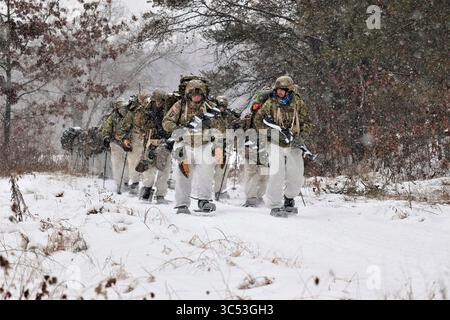 12. Dezember 2019 - Fort McCoy, Wisconsin, Vereinigte Staaten - die Schüler des Kurses „Cold-Weather Operations“ der Klasse 20-01 bewegen sich während des Trainings am 12. Dezember 2019 auf dem North Post in Fort McCoy, Wisconsin, Wisconsin durch Schnee und Gelände. Die CWOC-Schüler werden in einer Vielzahl von Themen für kaltes Wetter geschult, darunter Schneeschuhtraining und Skifahren sowie im Umgang mit Akio-Schlitten und anderer Ausrüstung. Die Ausbildung konzentriert sich auch auf Gelände- und Wetteranalysen, Risikomanagement, Kälteschutz, Entwicklung von Winterkampfpositionen auf dem Feld, Tarnung und Verschleierung und zahlreiche andere Bereiche, für die wichtig ist Stockfoto