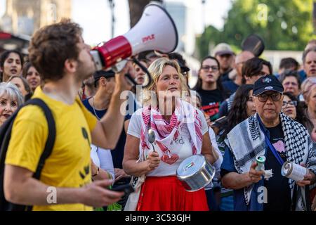 London, Großbritannien. 28. Juli 2025. Jüdische Aktivisten aus Naamod und Mi-Need protestierten vor dem britischen Außenministerium und forderten Sanktionen gegen Israel. Die Demonstration unter dem Motto „jetzt Sanktionen“ forderte ein Ende der britischen Komplizenschaft bei Israels militärischem Angriff auf Gaza. Die Demonstranten hielten Zeichen, skandierten und hielten Reden, in denen die Untätigkeit der britischen Regierung während des Völkermordes und der Vertreibung der Palästinenser verurteilt wurde. Stockfoto