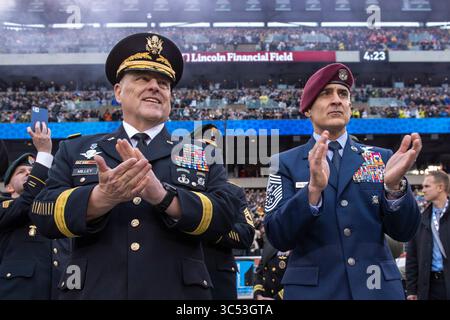 14. Dezember 2019: Philadelphia, Pennsylvania, USA - Army General Mark A. Milley, Vorsitzender der Joint Chiefs of Staff und Senior Enlisted Advisor des Chairman Ramon 'CZ' Colon-Lopez, nehmen am 14. Dezember 2019 am Football-Spiel der Army-Navy in Philadelphia, Pennsylvania, Teil. Dieses Jahr war das 120. Army-Navy-Spiel. (Kreditbild: © DoD/ZUMA Wire/ZUMAPRESS.com) Stockfoto