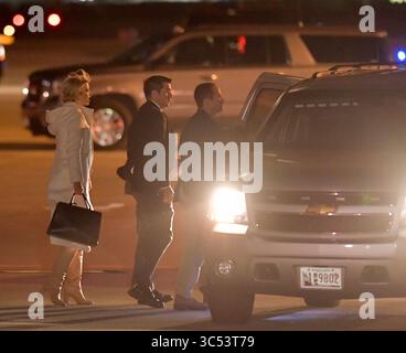 Juni 2015, West Palm Beach, Florida, Vereinigte Staaten von Amerika: WEST PALM BEACH, FL - 20. DEZEMBER: US-Präsident Donald Trump, First Lady Melania Trump, Sohn Barron Trump, Tochter Ivanka Trump und Melania TrumpÃs Eltern Viktor und Amalija Knavs kommen alle zu Weihnachten am Palm Beach International Airport in West Palm Beach in West Palm 2019 Beach an, nachdem Trump am 20. Dezember 2019 ein Verteidigungsgesetz unterzeichnet hat, das die Space Force schafft und den Elternurlaub erweitert. Menschen: Ivanka Trump (Credit Image: © SMG via ZUMA Wire) Stockfoto