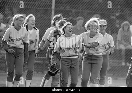 Softball: Terrasvogels-Twins, Santpoort, 26-06-1992 Whizgle News, Dutch Desk, Niederlande, 1950-2000 Eine Gruppe weiblicher Softballspielerinnen feiert fröhlich auf dem Spielfeld, ihre Kameradschaft ist offensichtlich, wenn sie Lächeln und Lachen teilen, gefangen in einem energischen Moment des Sieges. Stockfoto