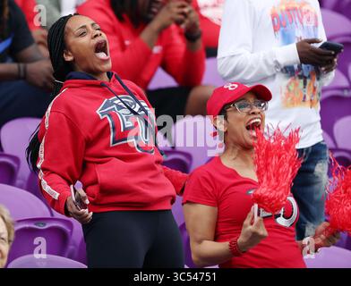 21. Dezember 2019, Orlando, FL, USA: Die Fans jubeln während des Cure Bowl, als Liberty am Samstag, den 21. Dezember 2019, im Exploria Stadium in Orlando, Florida, gegen Georgia Southern antritt. Liberty gewann mit 23:16. (Kreditbild: © TNS via ZUMA Wire) Stockfoto