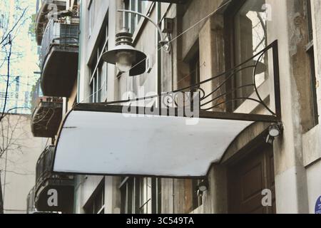 Elegante Markise aus Metall und Glas über einer Tür in der Melbourne Gasse. Stockfoto