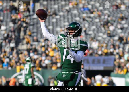 22. DEZEMBER 2019: Sam Darnold (14) von den New York Jets wärmt sich vor einem Spiel gegen die Pittsburgh Steelers im MetLife Stadium am 22. Dezember 2019 in East Rutherford auf. Gregory Vasil/Cal Sport Media (Kreditbild: &Copy; Gregory Vasil/CSM via ZUMA Wire) Stockfoto