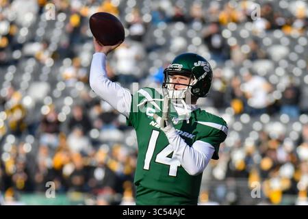 22. DEZEMBER 2019: Sam Darnold (14) von den New York Jets wärmt sich vor einem Spiel gegen die Pittsburgh Steelers im MetLife Stadium am 22. Dezember 2019 in East Rutherford auf. Gregory Vasil/Cal Sport Media (Kreditbild: &Copy; Gregory Vasil/CSM via ZUMA Wire) Stockfoto
