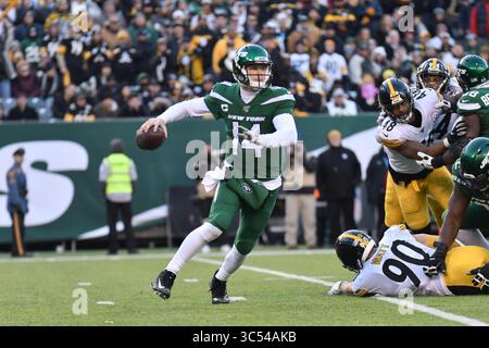 22. DEZEMBER 2019: Sam Darnold (14) von den New York Jets kämpft während eines Spiels gegen die Pittsburgh Steelers im MetLife Stadium am 22. Dezember 2019 in East Rutherford, New Jersey. Gregory Vasil/Cal Sport Media (Kreditbild: &Copy; Gregory Vasil/CSM via ZUMA Wire) Stockfoto