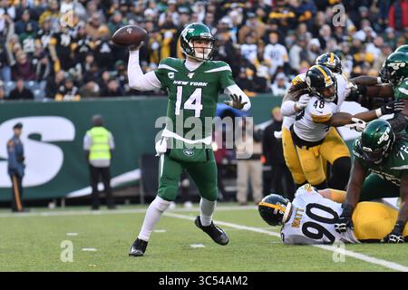 22. DEZEMBER 2019: Sam Darnold (14) von den New York Jets wirft am 22. Dezember 2019 ein Spiel gegen die Pittsburgh Steelers im MetLife Stadium in East Rutherford, New Jersey. Gregory Vasil/Cal Sport Media (Kreditbild: &Copy; Gregory Vasil/CSM via ZUMA Wire) Stockfoto