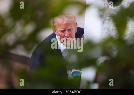 Washington, DC, USA. Juli 2025. WASHINGTON – 29. Juli 2025: Präsident Donald Trump spricht kurz nach seiner Ankunft auf Marine One nach Schottland mit Reportern im Weißen Haus. Quelle: SIPA USA/Alamy Live News Stockfoto