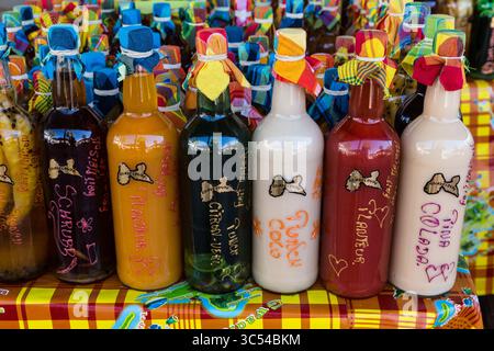 Februar 2017, Sainte Anne, Guadeloupe, Frankreich: Ti Punch, ein lokales alkoholisches Getränk auf Rum-Basis, zum Verkauf auf einem kleinen Freiluftmarkt in Sainte-Anne auf der Insel Grande-Terre, Guadeloupe. (Kreditbild: © Jon G. Fuller / Vwpics/VW Pics via ZUMA Wire) Stockfoto