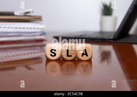Farbenfroher Holzwürfel mit Text SLA. SLA steht für Service Level Agreement Stockfoto