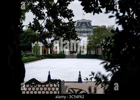 Washington, Usa. Juli 2025. Der aktualisierte Rose Garden ist am Dienstag, den 29. Juli 2025, vor dem Oval Office des Weißen Hauses in Washington, DC, zu sehen. Foto: Bonnie Cash/UPI Credit: UPI/Alamy Live News Stockfoto