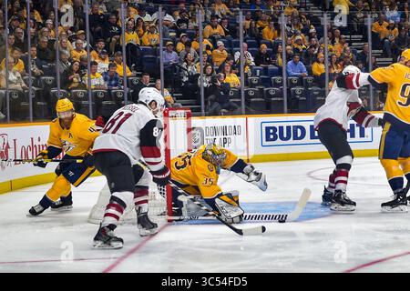 23. Dezember 2019; Pekka Rinne (35) blockiert den Schuss des rechten Flügels Phil Kessel (81) in der zweiten Phase zwischen den Arizona Coyotes und den Nashville Predators in der Bridgestone Arena in Nashville Tennessee. (Pflichtfoto: Steve Roberts/CSM)(Credit Image: &Copy; Steve Roberts/Cal Sport Media/CSM via ZUMA Wire) Stockfoto