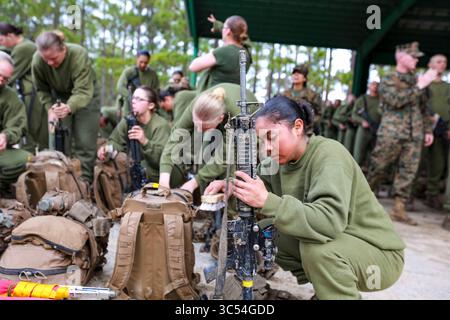 21. Dezember 2019 – USA – Eine Rekrutin bei Delta Company, das 1. Rekrut Training Battalion, reinigt ihre Waffe nach Abschluss des Combat Endurance Courses 21. Dezember 2019 im Marine Corps Recruit Depot Parris Island, S.C. der Combat Endurance Course ist ein individuelles, zeitlich festgelegtes Ereignis, bei dem Rekruten mit Helm, Stiefeln und Waffen durch eine Reihe von Hindernissen navigieren. Die Hindernisse sollen Szenarien widerspiegeln, mit denen Rekruten während des Kampfes konfrontiert sein könnten. (Kreditbild: © U.S. Marines/ZUMA Wire/ZUMAPRESS.com) Stockfoto