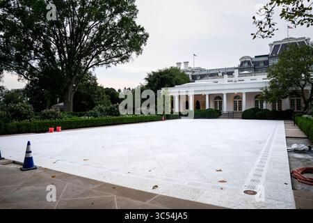 Washington, Usa. Juli 2025. Der aktualisierte Rose Garden ist am Dienstag, den 29. Juli 2025, vor dem Oval Office des Weißen Hauses in Washington, DC, zu sehen. Foto: Bonnie Cash/Pool/ABACAPRESS.COM Credit: Abaca Press/Alamy Live News Stockfoto