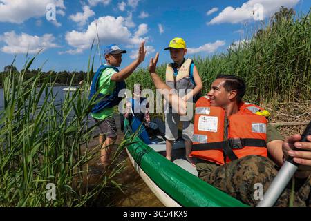 8. Juni 2019 – Lettland – der US-Marine-Sgt. Justin Cortez, Right, Spezialist für zivile Angelegenheiten der 22. Marine Expeditionary Unit, feiert mit lettischen Scouts, nachdem er am 8. Juni 2019 erfolgreich auf der Pfadfinderinsel nach Jurmala in Lettland gerudert hat. Marines besuchten die Sea Scouts, um internationale Beziehungen aufzubauen und das Bewusstsein für die bevorstehende NATO-Übung Baltic Operations (BALTOPS) zu schärfen. BALTOPS ist die wichtigste jährliche Übung im Ostseeraum und eine der größten Übungen in Nordeuropa zur Verbesserung der Flexibilität und Interoperabilität zwischen Verbündeten und PA Stockfoto