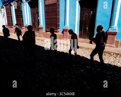 14. Dezember 2019, Trinidad, Sancti Spiritus, Kuba: Kinder im Schatten im Nachmittagsschatten in Trinidad Kuba (Bild: © Milo Hess/ZUMA Wire) Stockfoto
