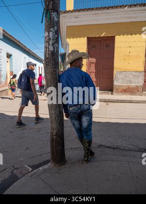 14. Dezember 2019, Trinidad, Sancti Spiritus, Kuba: Straßenszene in Trinidad Kuba. Älteste Kolonialstadt Kubas. Seit 1988 UNESCO-Weltkulturerbe in der Provinz Sancti Spiritus, Zentralkuba. Bekannt für seine Farben und Kopfsteinpflasterstraßen, die aus dem Ballast der Schiffe hergestellt wurden. (Kreditbild: © Milo Hess/ZUMA Wire) Stockfoto